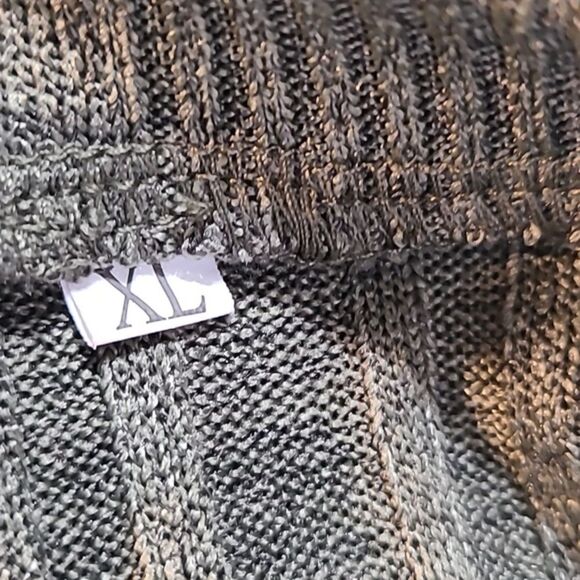 Army Green & Black Two-Tone Top with Buttons Down the Side, Size XL - Picture 6 of 7